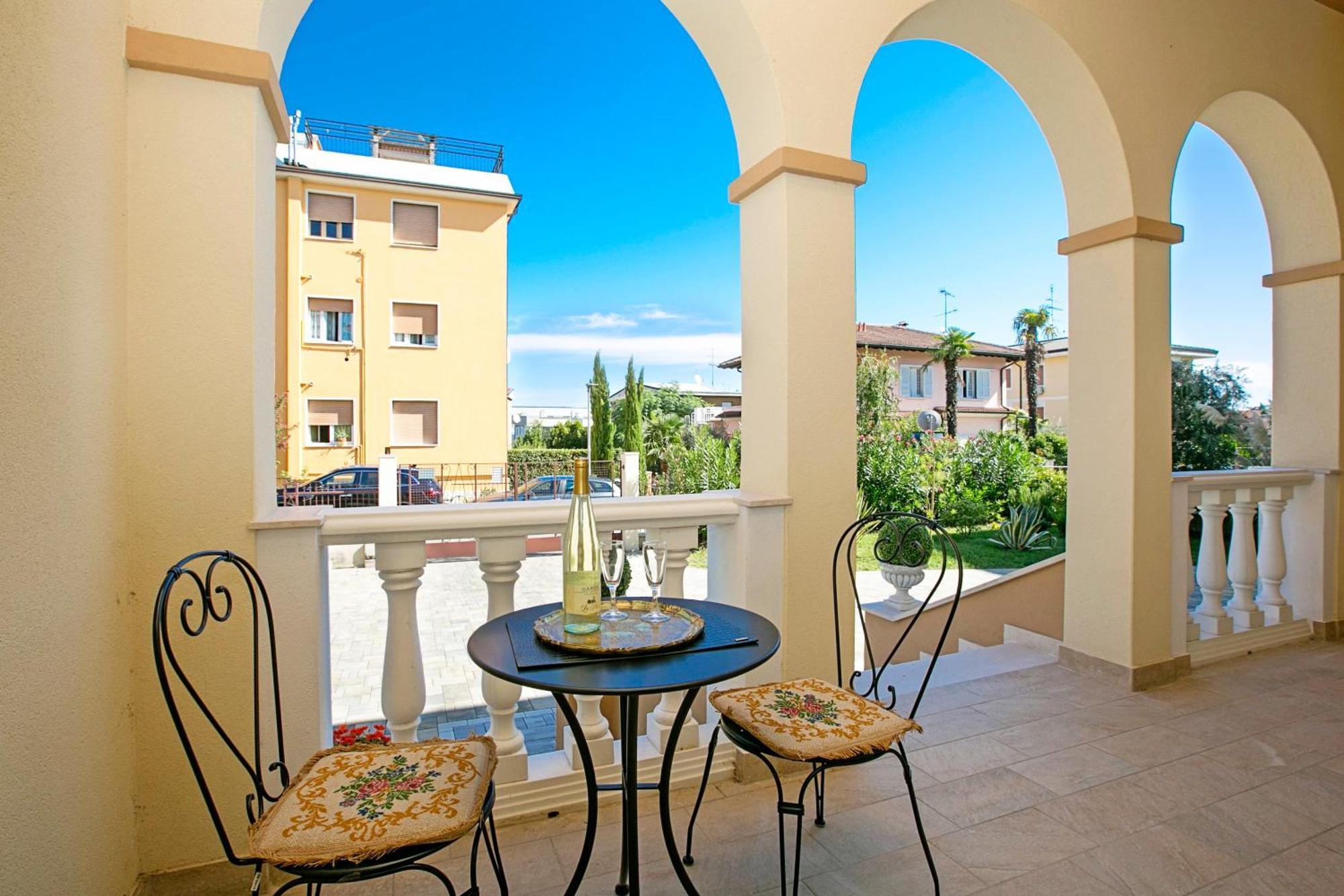 Villa Mimosa - Appartamento 1 - Happy Rentals Desenzano del Garda Eksteriør bilde