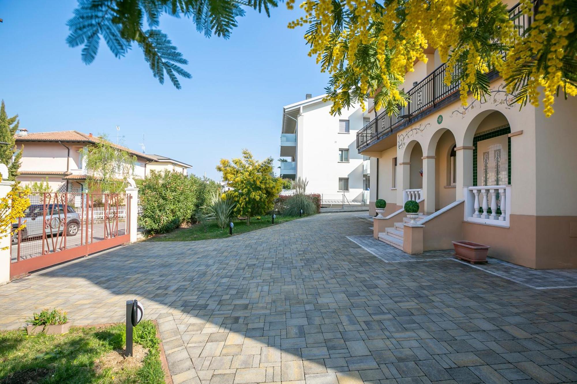 Villa Mimosa - Appartamento 1 - Happy Rentals Desenzano del Garda Eksteriør bilde